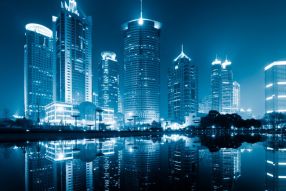 Фотообои Город, отражение на воде с синем свете