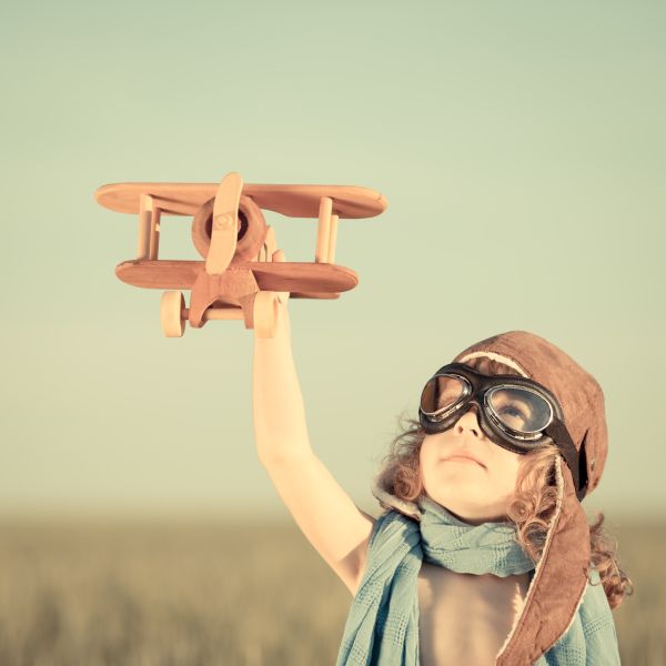 Фреска Самолетик в руках ребенка