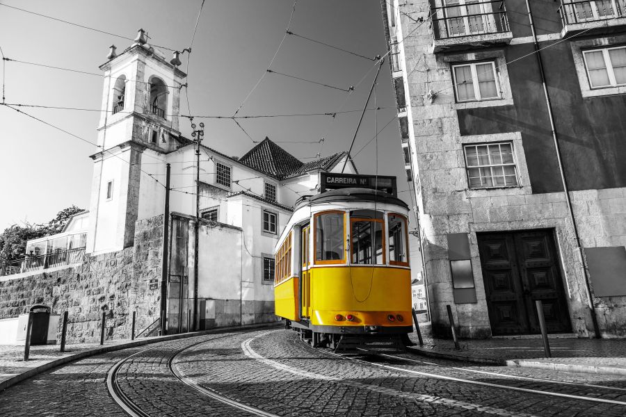 Фотообои Желтый трамвай в черно белом городе